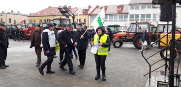 Kilkadziesiąt ciągników wyjechało dziś na drogi powiatu wieluńskiego. Rolnicy protestowali przeciw unijnej polityce rolnej